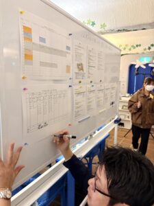 災害対策本部での進捗確認と情報共有の様子