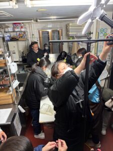 停電を想定し、厨房内にLED照明を設置する訓練の様子