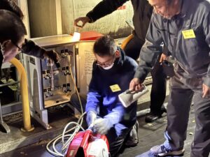 夜間の暗闇の中で行われたガス発電機の起動訓練