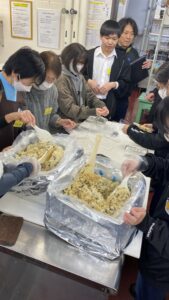 防災食（おこわ）調理の様子