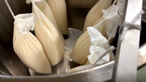 斗びん取りの袋つり作業