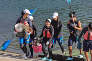 ②SUPを降りてごみを運ぶ