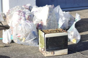 湖岸から回収された古い電子レンジ