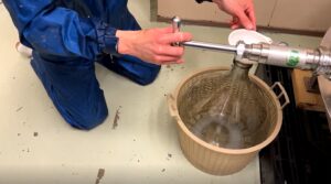 斗びんに注ぐ様子